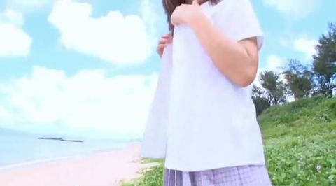 佐山彩香 制服から水着に
