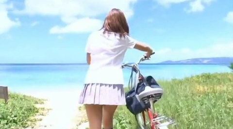 佐山彩香 制服から水着に