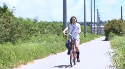 佐山彩香 制服から水着に