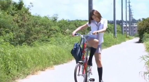 佐山彩香 制服から水着に