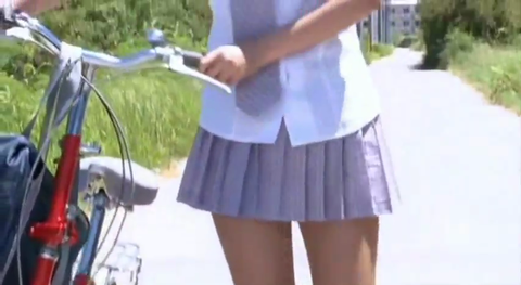 佐山彩香 制服から水着に