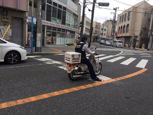 巡査、ノーヘルでバイク巡回「帽子で気付かず」 	