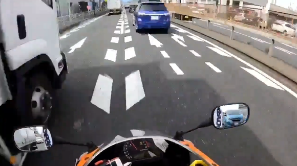バイクで渋滞をすり抜けまくる動画が見てて気持ちいいと話題に 	