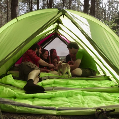 キャンプが変わる！テントや寝袋・マットが1つになった「RhinoWolf」 	