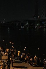 隅田川の灯篭流しにて