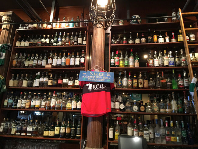 バーカウンター正面の棚 | Kells Brewery
