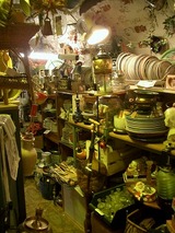 ごちゃごちゃした店内
