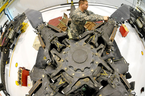 AH-64D_rotorMaintenance