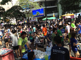 15日午後2時シーロム通り