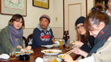 4人