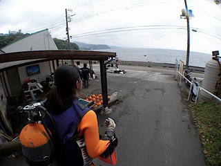 器材を背負ったら海へ!