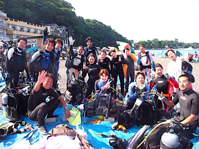 たくさんの仲間とダイビング