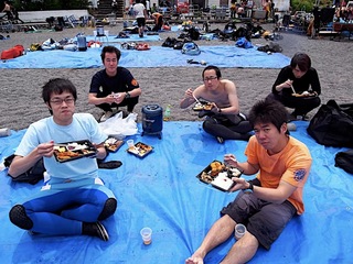海辺でおべんとうれしいな