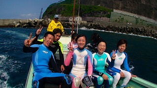 イルカさんと泳ぐぞ〜