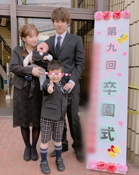 【悲報】辻希美さん、次男の卒園式に夫婦で出席 「服装がお葬式みたい」と大炎上wwwww