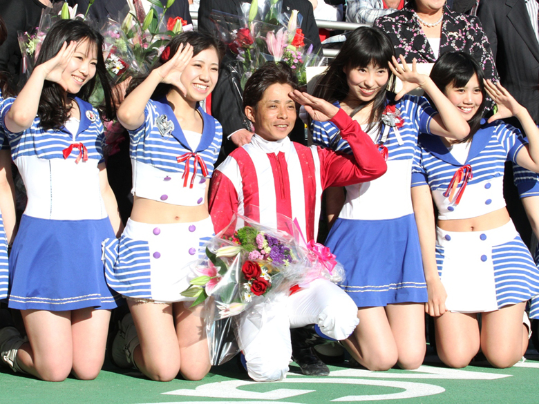 【画像】岩田がHなお姉さんに挟まれフルボッキwwwww