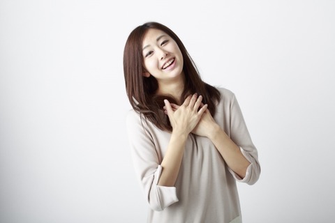 (photo AC)手で胸を抑える笑顔の女性