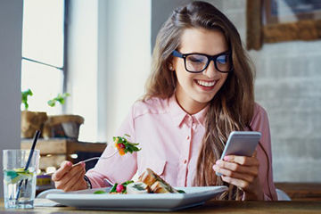 食べながら携帯を触る女はマナーが悪い