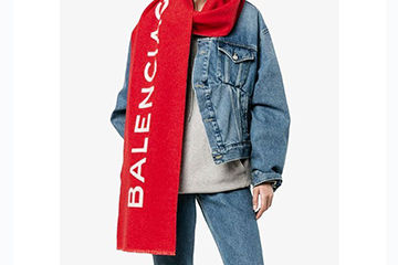 AWは気になる赤色アイテム、BALENCIAGAマフラー