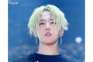 BIGBANGのジヨンのエメラルドグリーンのヘアカラー