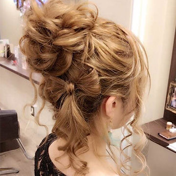 リボン付きお団子ヘアスタイル