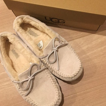 UGGのモカシン1