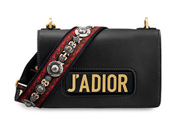 J'ADIORのロゴの存在感が合るトレンドバッグ