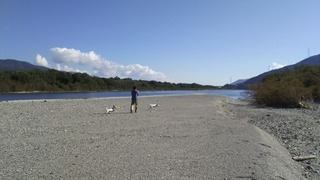 まずは川へ♪