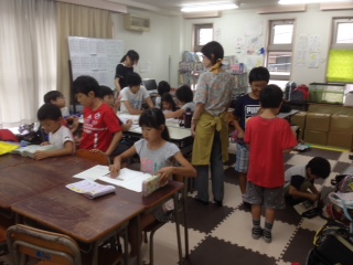 研修中の若者と学童の子ども達