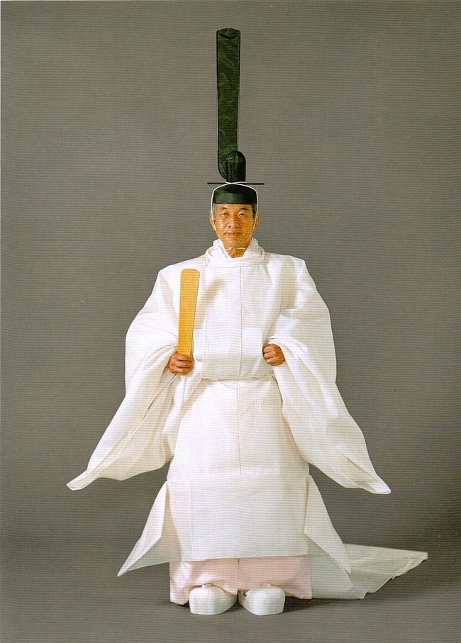 800px-Emperor_Akihito,_Daijosai_(1990)
