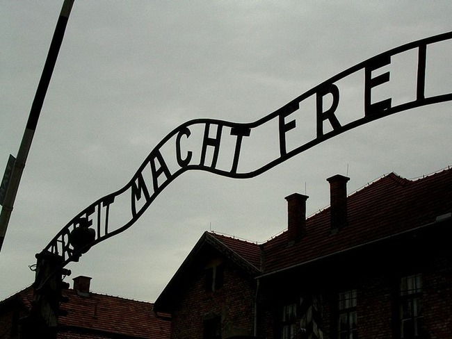 800px-Auschwitz_gate_june2005