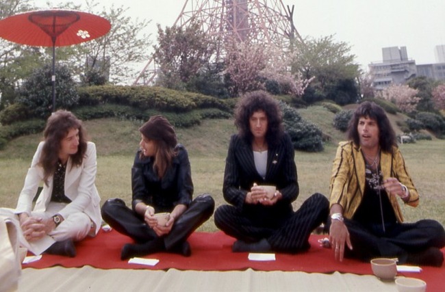 40YearQueenHeader-695x457