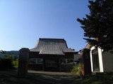 学校の隣には小さな小さなお寺があります