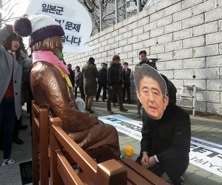 売春ブサイク像に安倍首相を土下座させるパフォ