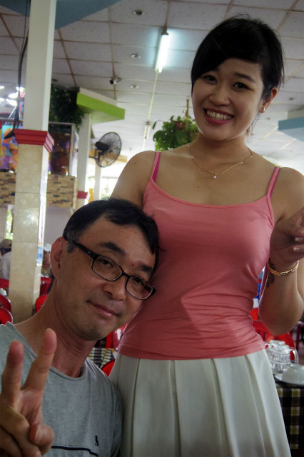 いつもの背の高い姐ちゃんと記念撮影する日本語屋先生。「( ゚∀゚)o彡°おっぱい!おっぱい!当たってるがな!近いッ!近いッ!接近禁止ッ!」と周りからオヤジの怒号が