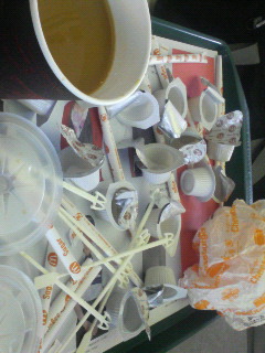 マックで何杯コーヒーおかわり出来るか試してみるwwwwwww