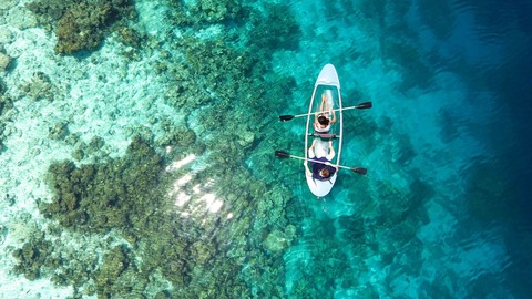 couple_kayaking_aerial_view_4k-1280x720