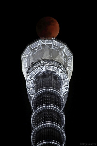 東京スカイツリーと皆既月食