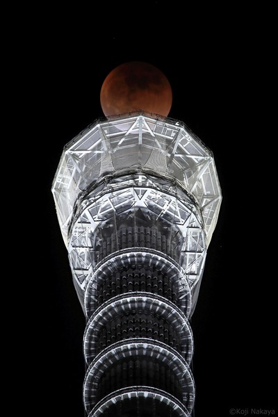 東京スカイツリーと皆既月食
