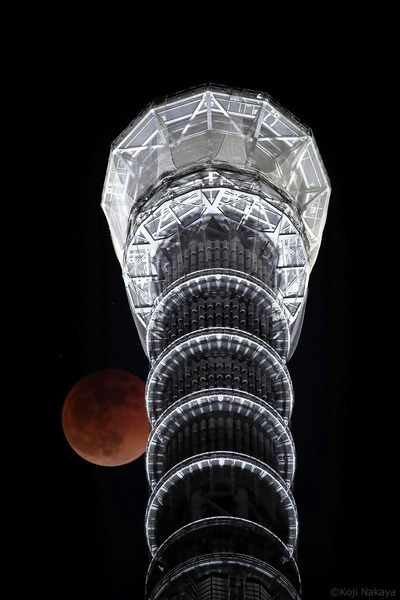 東京スカイツリーと皆既月食