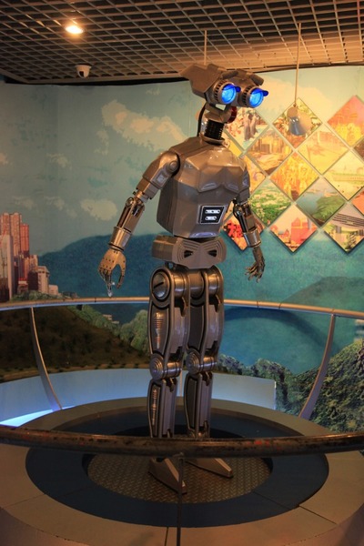 地王ビルの展望室内の謎のロボット