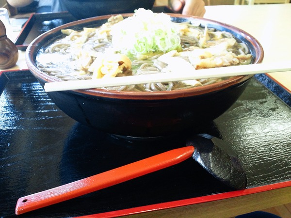 つる福冷たい肉そばジャンボ別角度