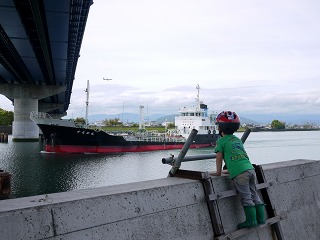 船通過中