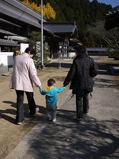 おててつないで