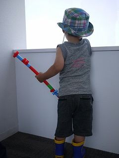 手には消防車の部品