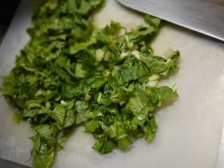 大根葉刻む