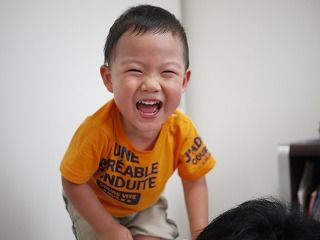 父さんの背中に乗って