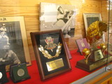 球場正面入り口に展示される栄光の品々