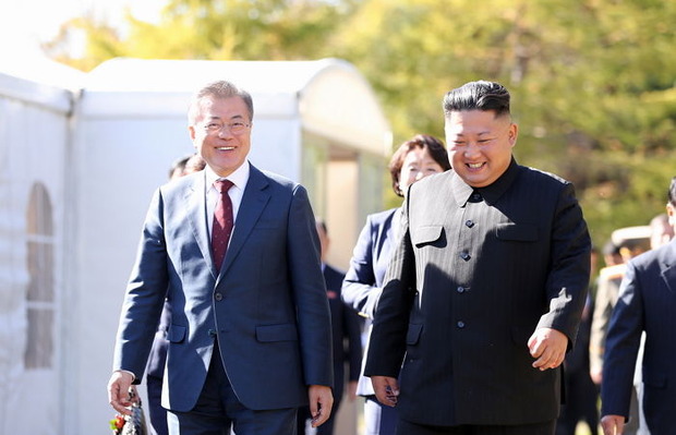 北朝鮮に訪朝している文在寅大統領と別れるのを惜しむ金正恩「もう1日だけ一緒にいない?」と提案