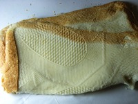 卵形ギザ靴底のブーツで食パンを踏み潰す(1)